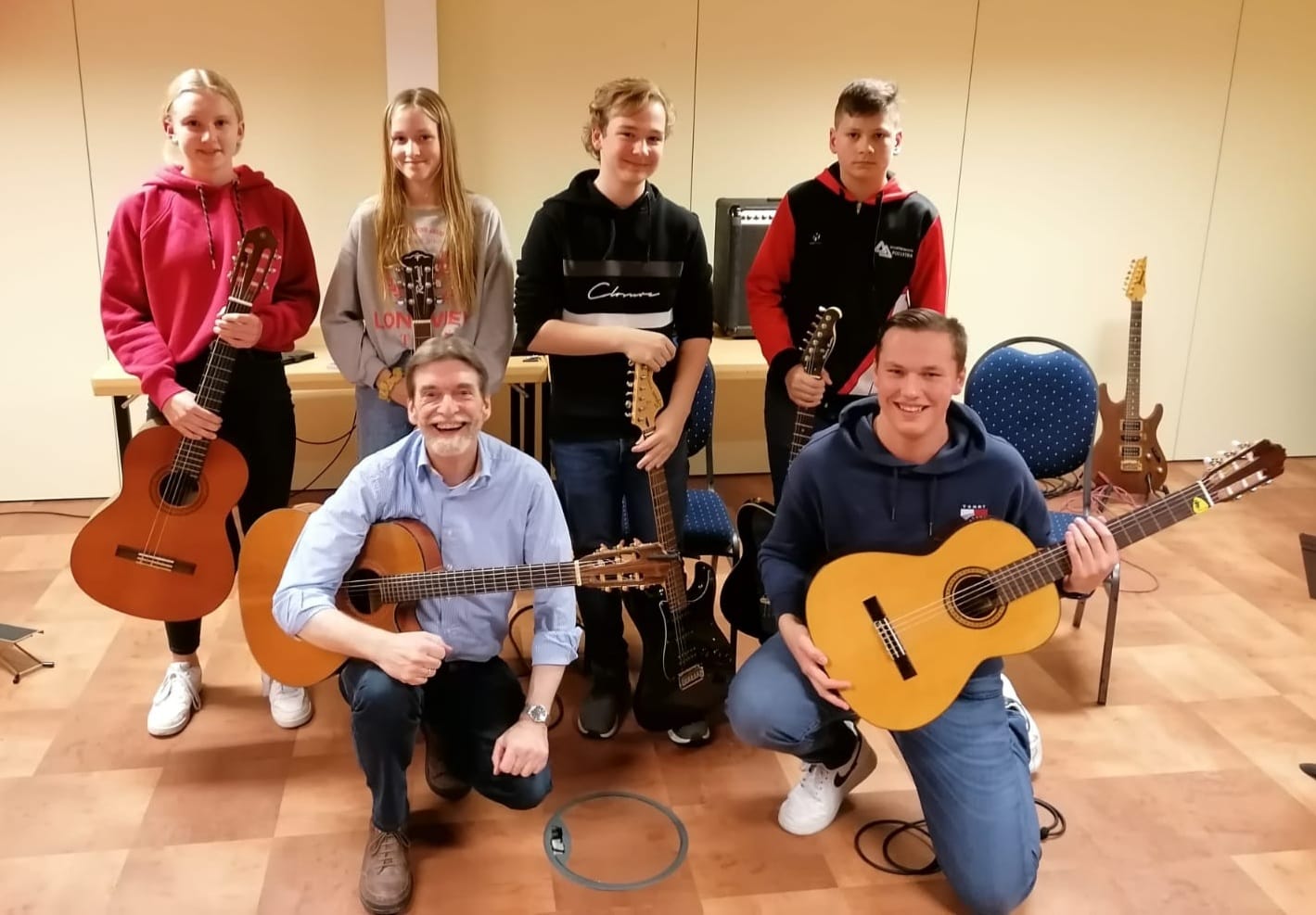 Voorspeelmoment met gitaarleerlingen in Sint Annaparochie