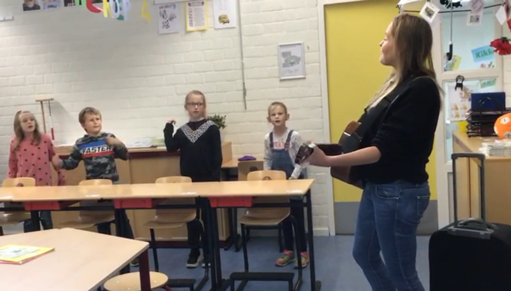 Video: muziekles op Middelstein in Midlum