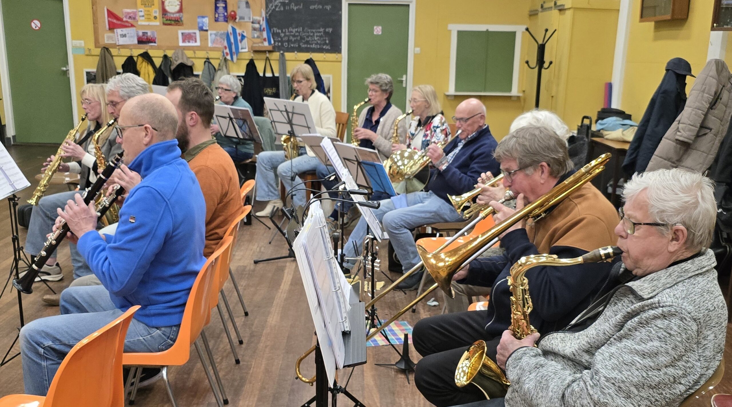 Seewyn Mienskipsorkest speelt tijdens Straatfestival Harlingen